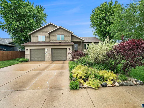 1108 NE 8th St, Madison, SD 57042