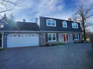 10 Bruce Cir N, Hawthorn Woods, IL 60047