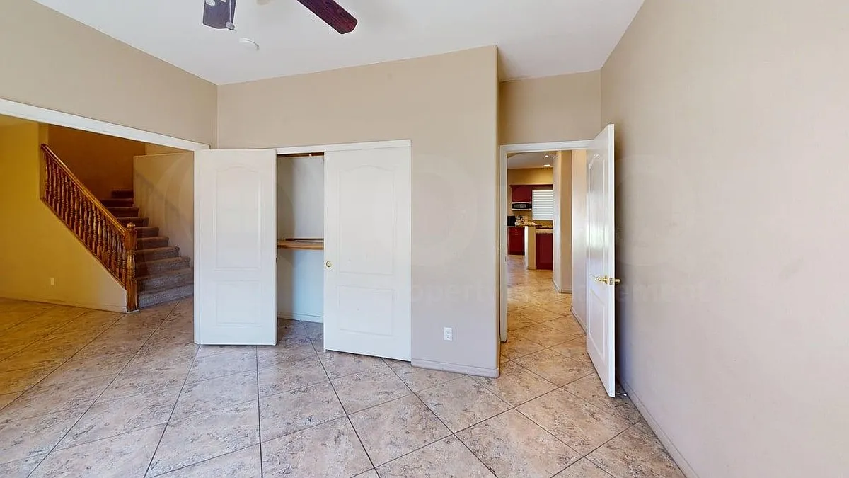 6 bed, 3.5 bath, 2758 sqft, $2,400 — Photo 3