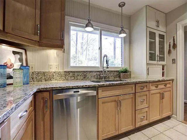 1624 Berkeley Ln NE — Photo 7