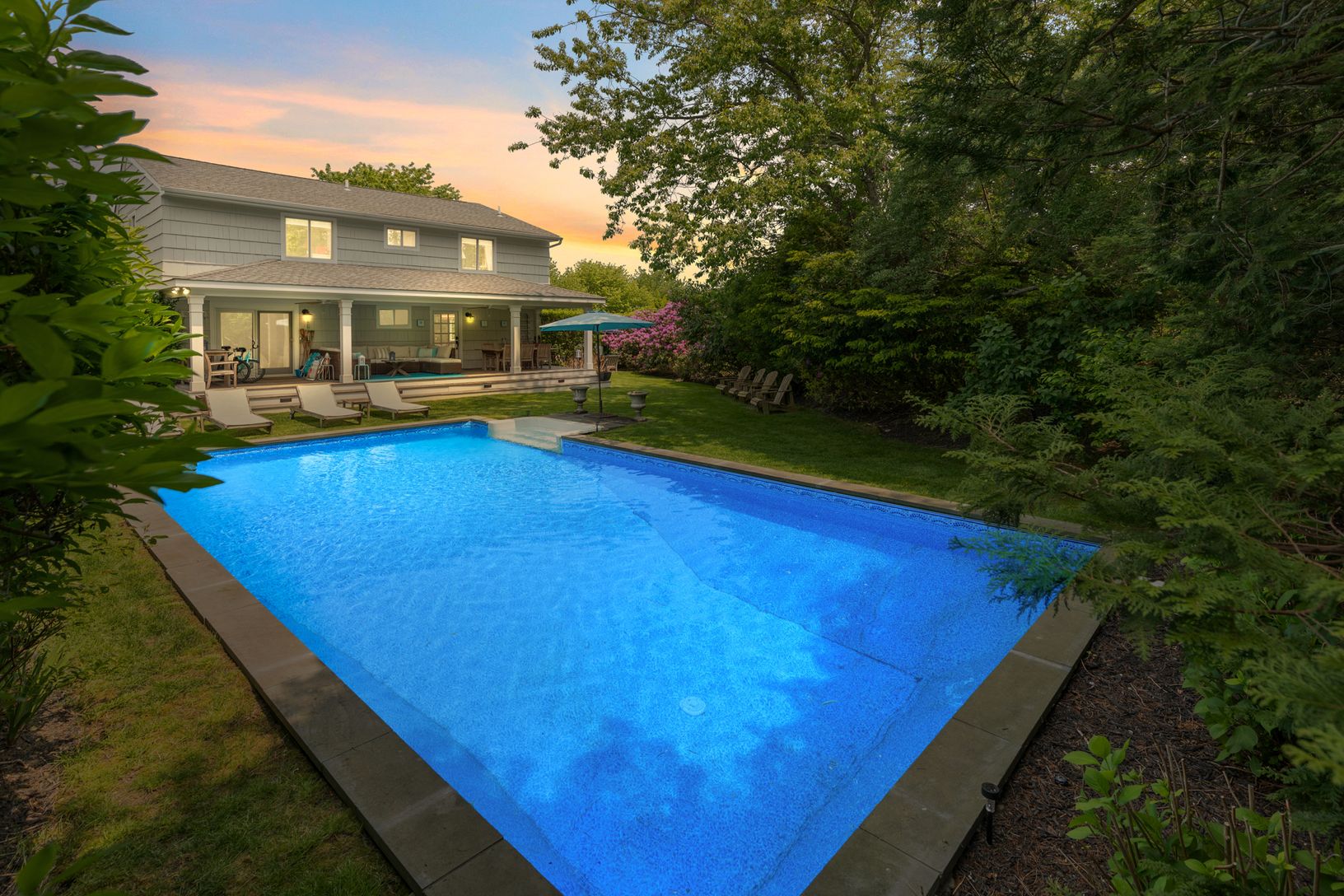  Beautiful lit pool and home
