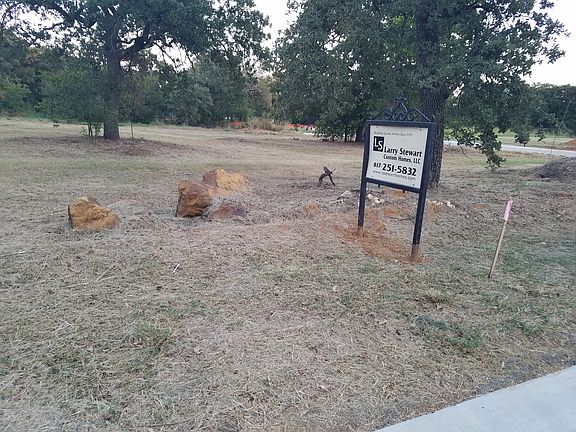 2nd image of 800 Lyndsey Way