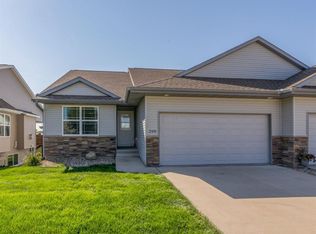 200 Ridge View Dr, Fairfax, IA 52228