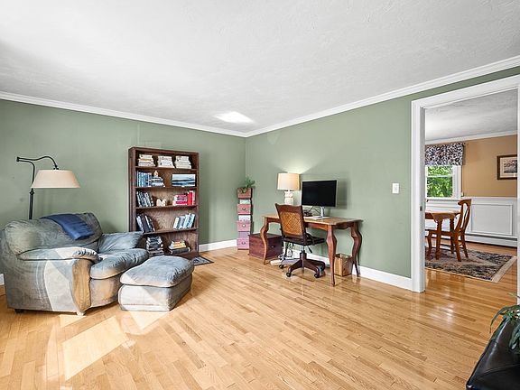 4th image of 16 Herricks Ln