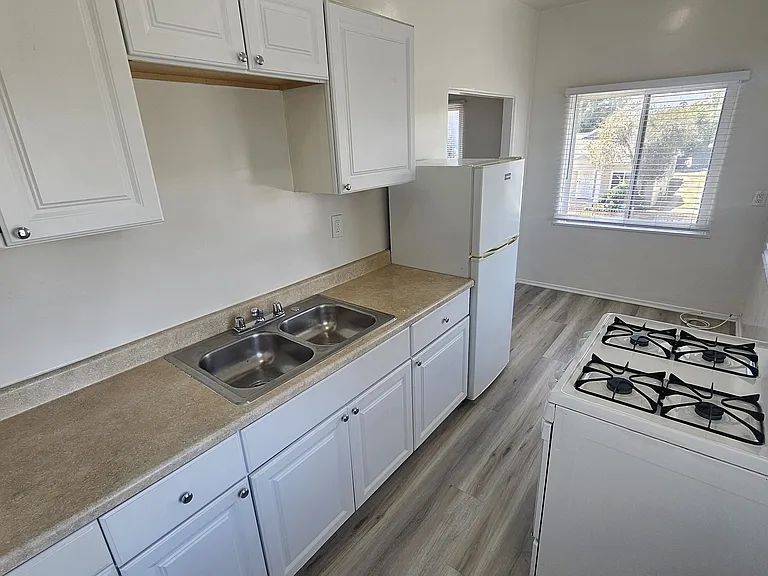 1750 S Longwood Ave #9 — Photo 4