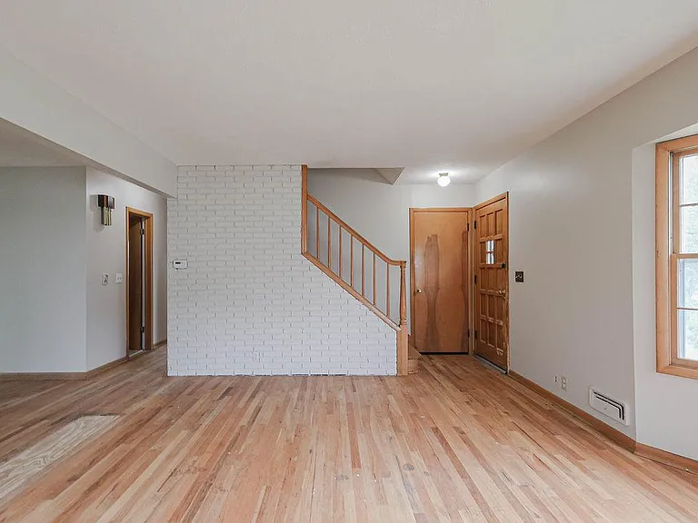 8209 Hillside Dr — Photo 4