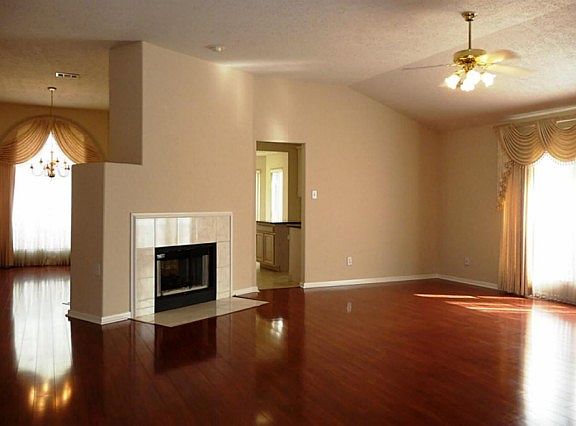 3rd image of 211 Hartwood Ct
