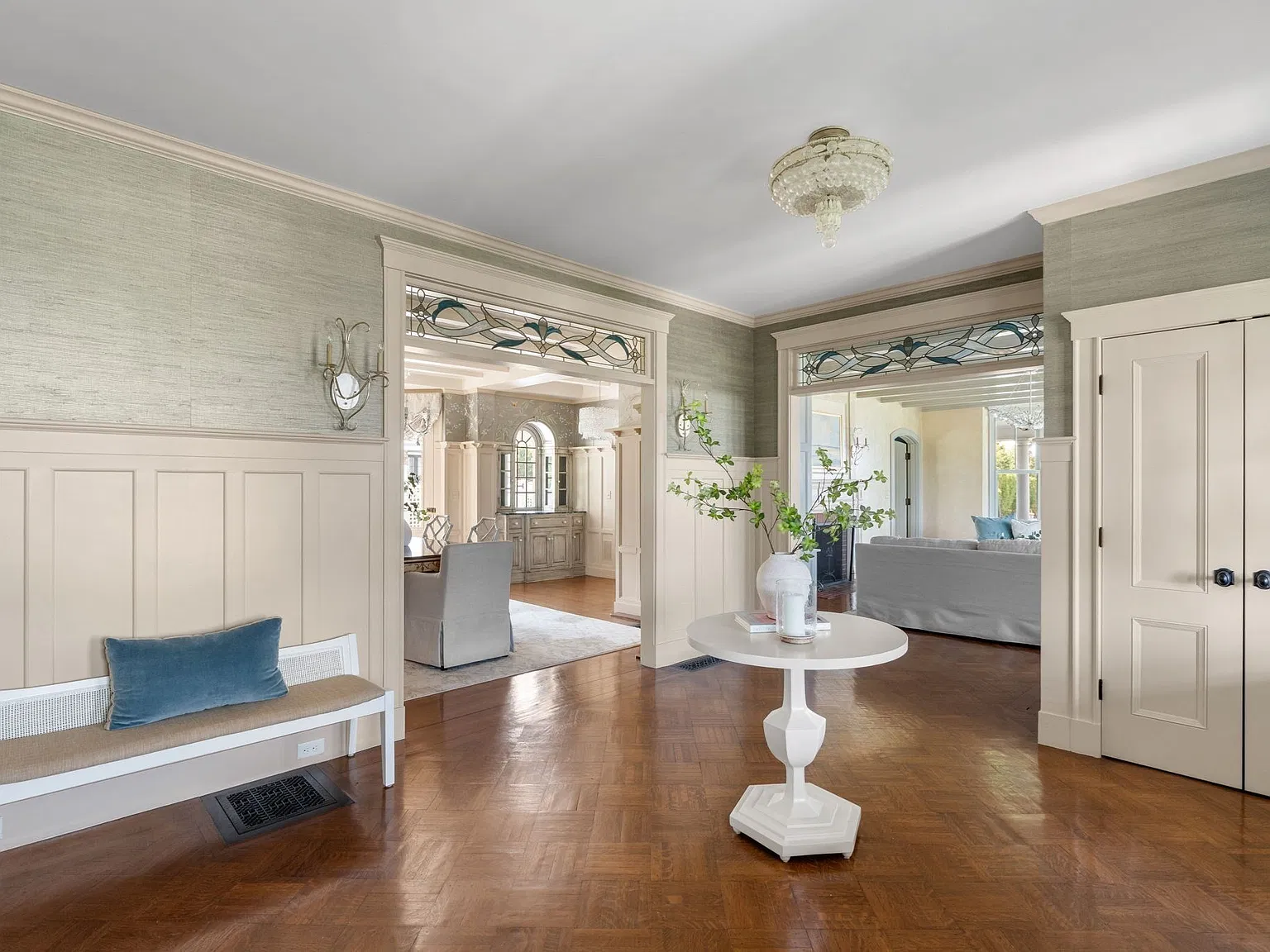 6 bed, 4.5 bath, 6341 sqft, $12,000 — Photo 4