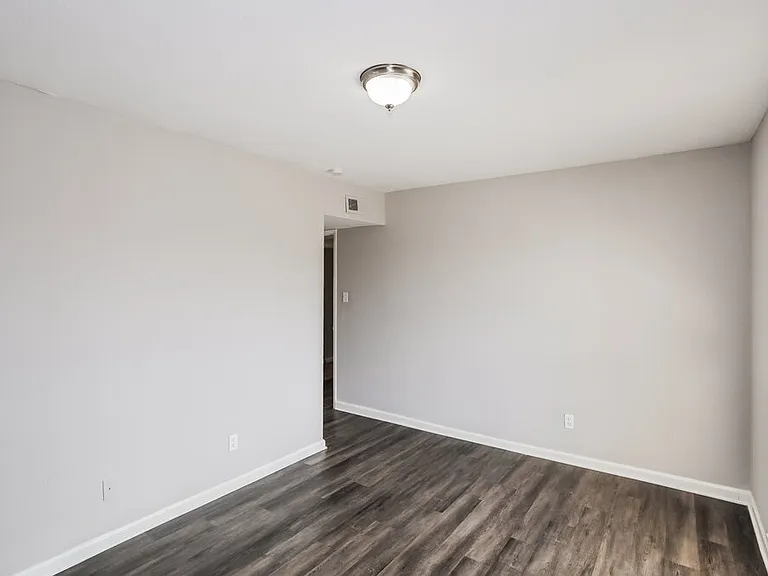 2109 Kings Rd — Photo 16