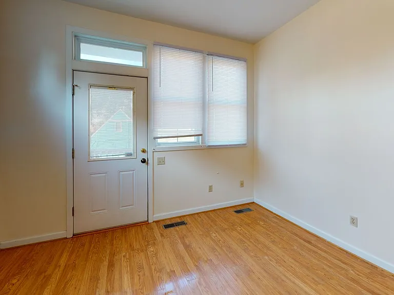 1122 Market St E — Photo 12