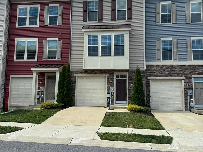 215 Pomegranate Ln — Photo 2