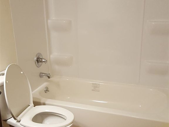 3rd image of 86 Earlmoor Blvd
