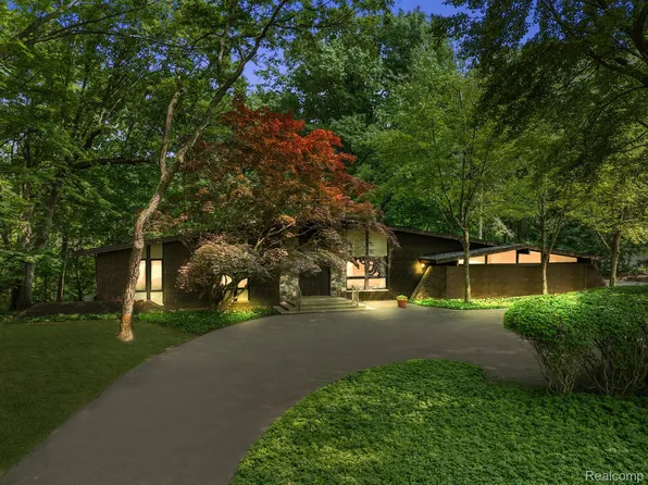 7255 Cedarcroft Ln, West Bloomfield, MI 48322