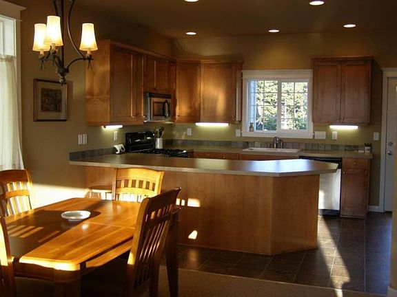 Kitchen w/breafast bar