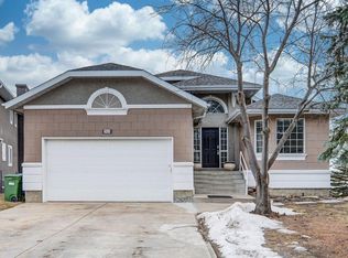 2925 W Signal Hill Hts SW, Calgary, AB T3H2X4