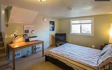 Lower bedroom.