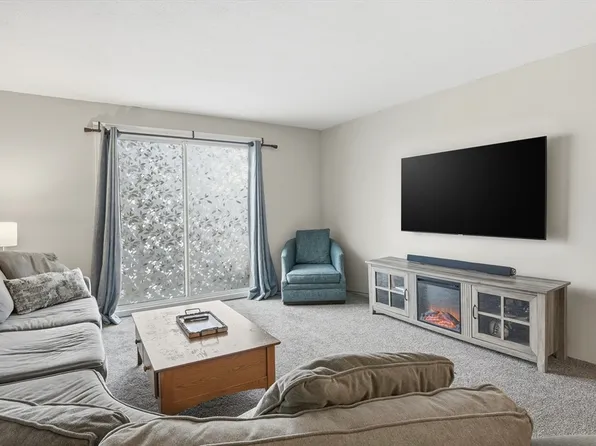 9 Shadowbrook Ln APT 29, Milford, MA 01757