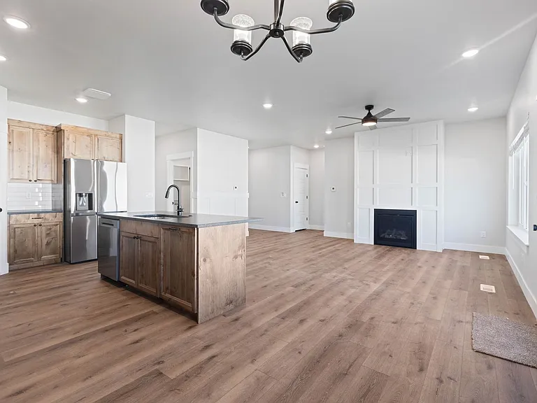 656 Jeanine Dr — Photo 12
