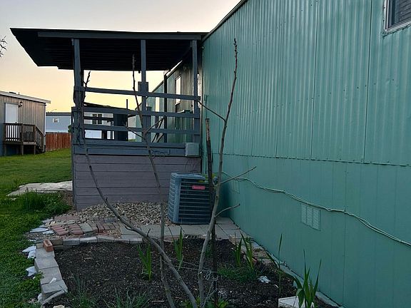 3rd image of 302 Horseshoe Loop