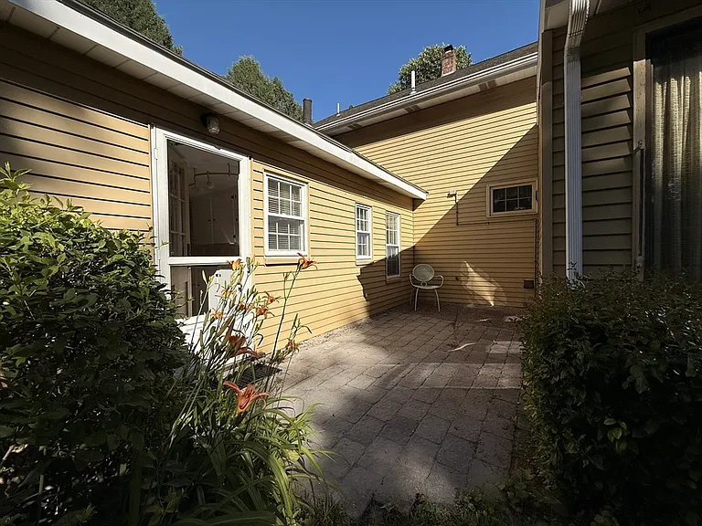 391 Bedford St #R — Photo 8