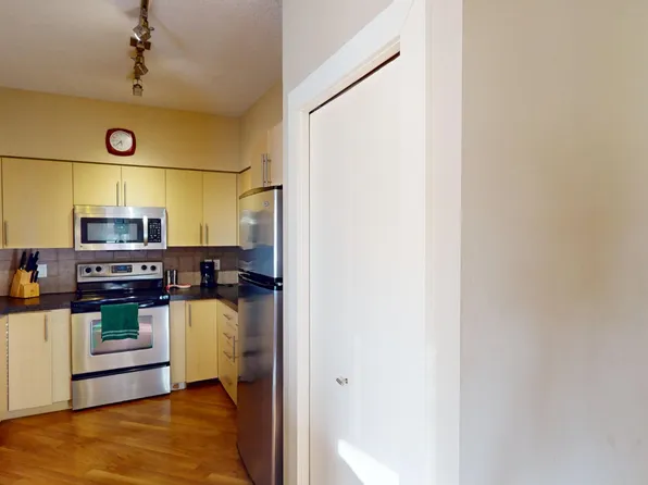 906 104th St NW, Edmonton, AB T5J 0Z1