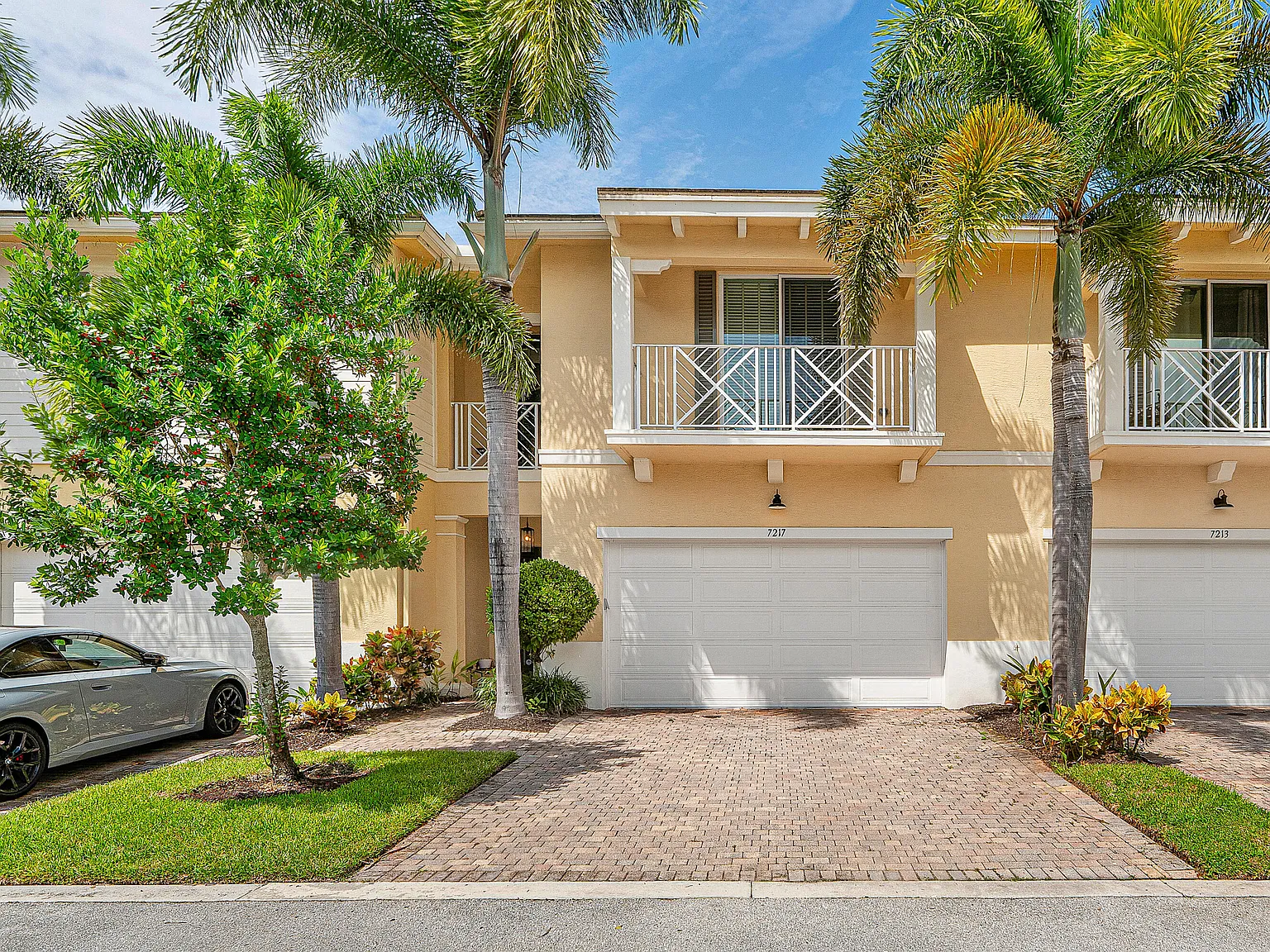 3 bed, 2.5 bath, 2138 sqft, $4,395 — Photo 2