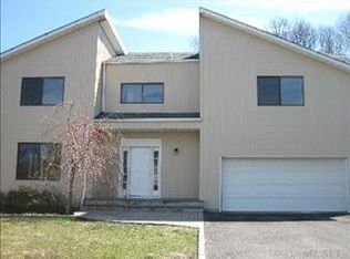 2 High Ct, Bayville, NY 11709