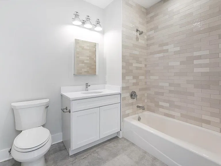 667-665 Grand St #305 — Photo 14