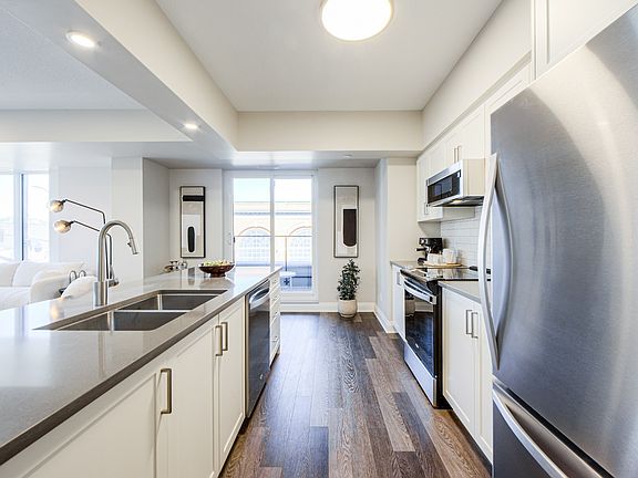 4th image of 18 Queen St #1401