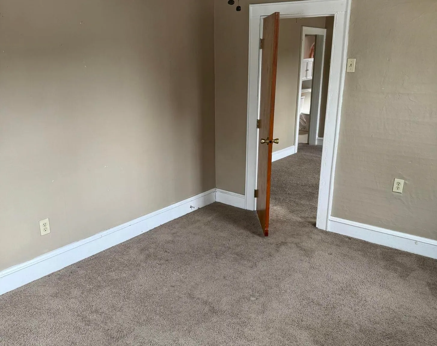111 W Grove St — Photo 2
