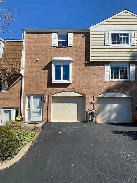 31 Oxford Ct photo 1
