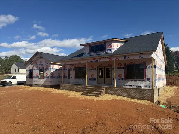 1265 Misty Ln, Hickory, NC 28601