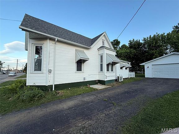3rd image of 209 W College Ave