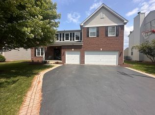 121 Augusta Dr, Gilberts, IL 60136