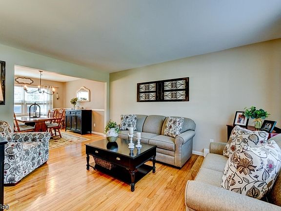 3rd image of 8 Loretta Ln
