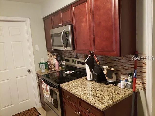 2 bed, 1.0 bath, 896 sqft, $1,250 — Photo 2