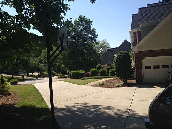 Spacious driveway