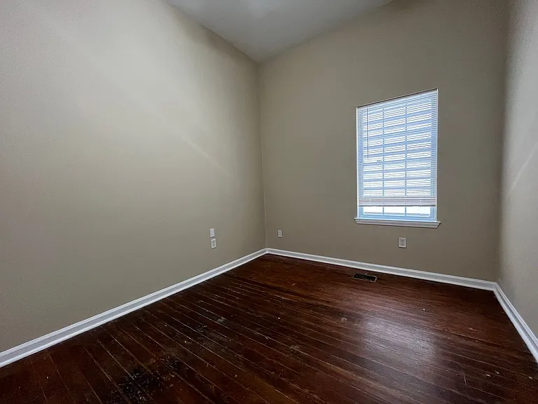 825 E Henry St — Photo 7
