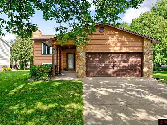 3rd image of 1667 Valley View Dr