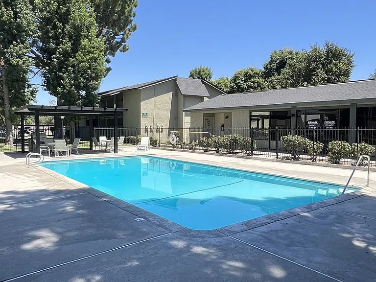 Raintree Garden Apartments — Photo 11