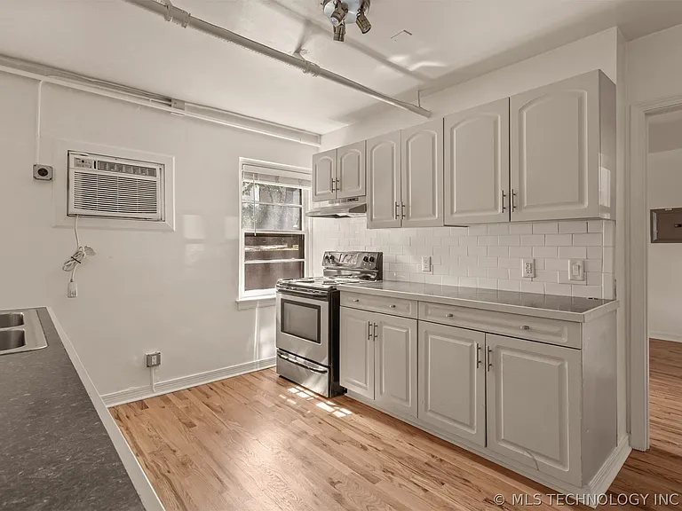 1520 E 17th St #E — Photo 14