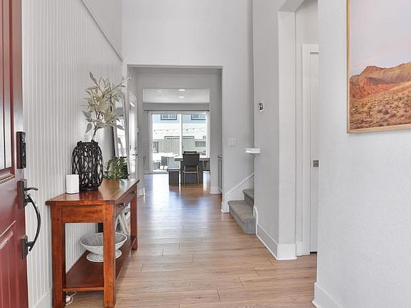 4th image of 925 Bergenia St
