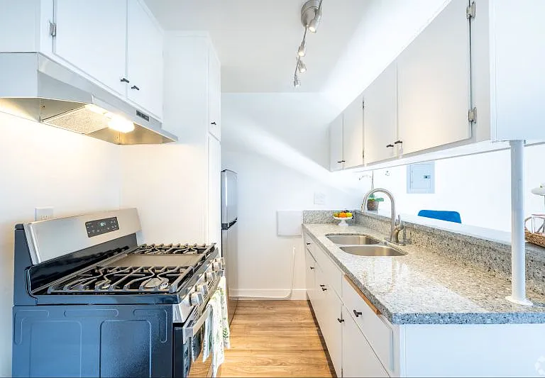Carson Oakwood Apartments — Photo 14