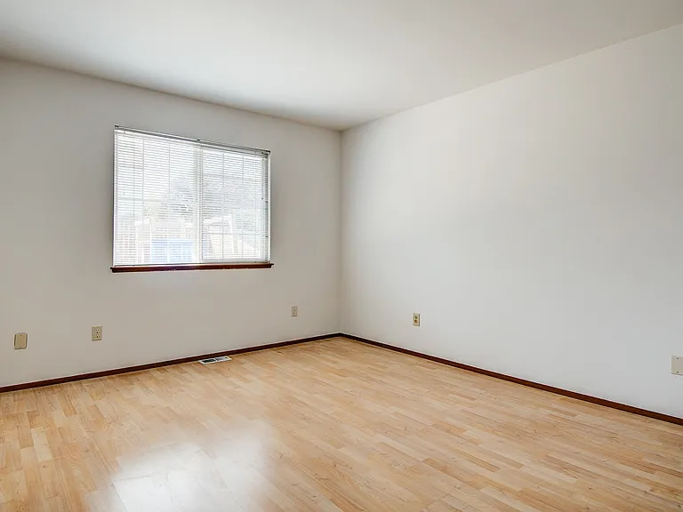1725 SW Nienhuis St — Photo 11