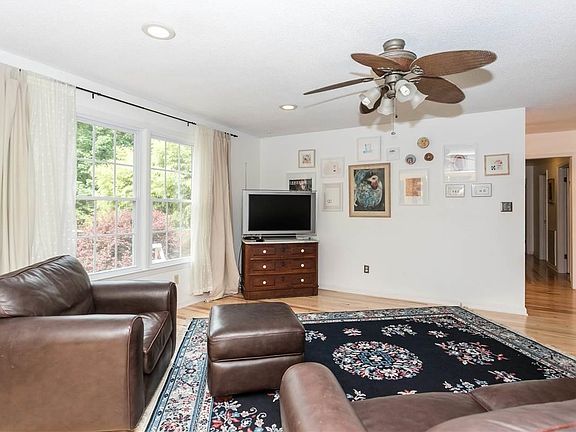 4th image of 4824 Coach Hill Dr