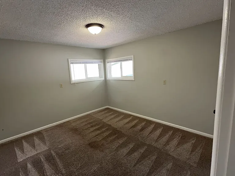 210 SE Court St — Photo 16