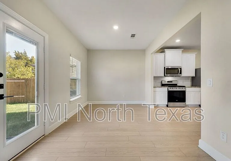 1421 Butler Ave — Photo 9