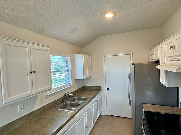 4th image of 503 Waterford St