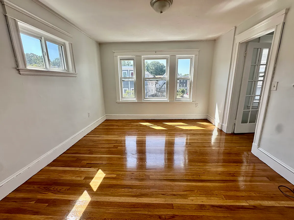 Building Photo - 6 Woodlawn St #3