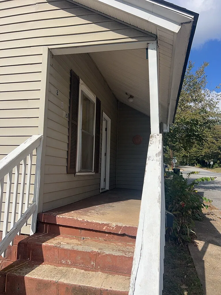 2 bed, 1.0 bath, $875 — Photo 2